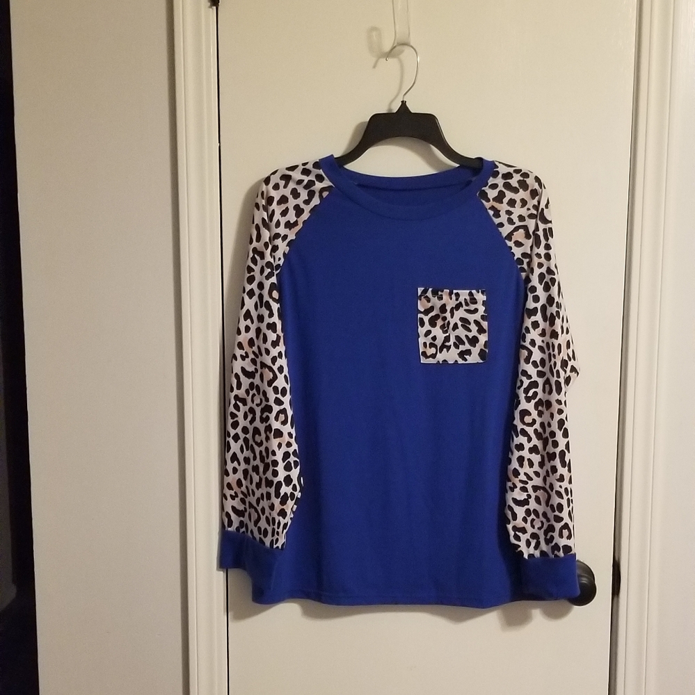 Leopard print and blue long-sleeved t-shirt